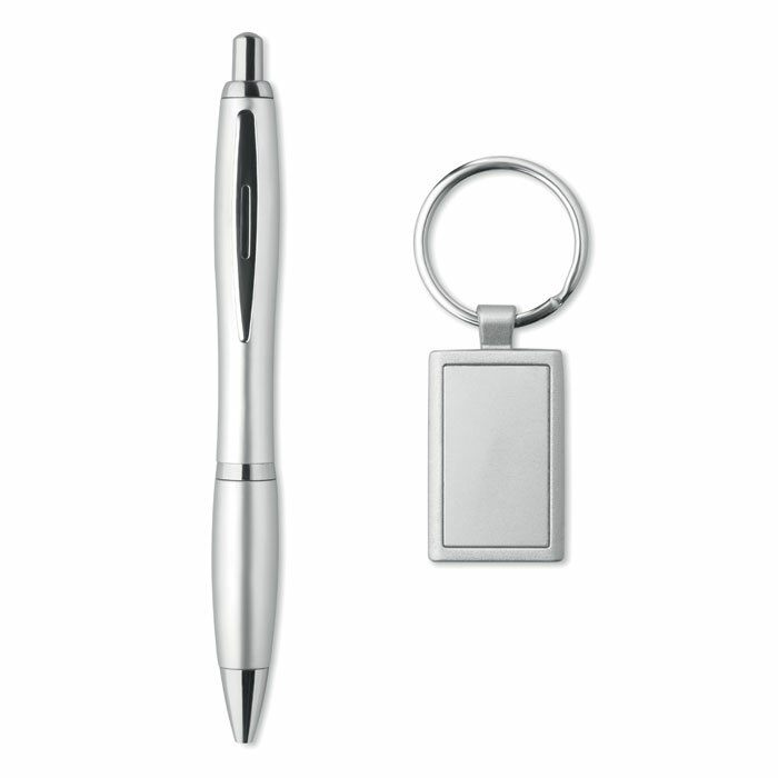 Шариковая ручка и брелок для ключей