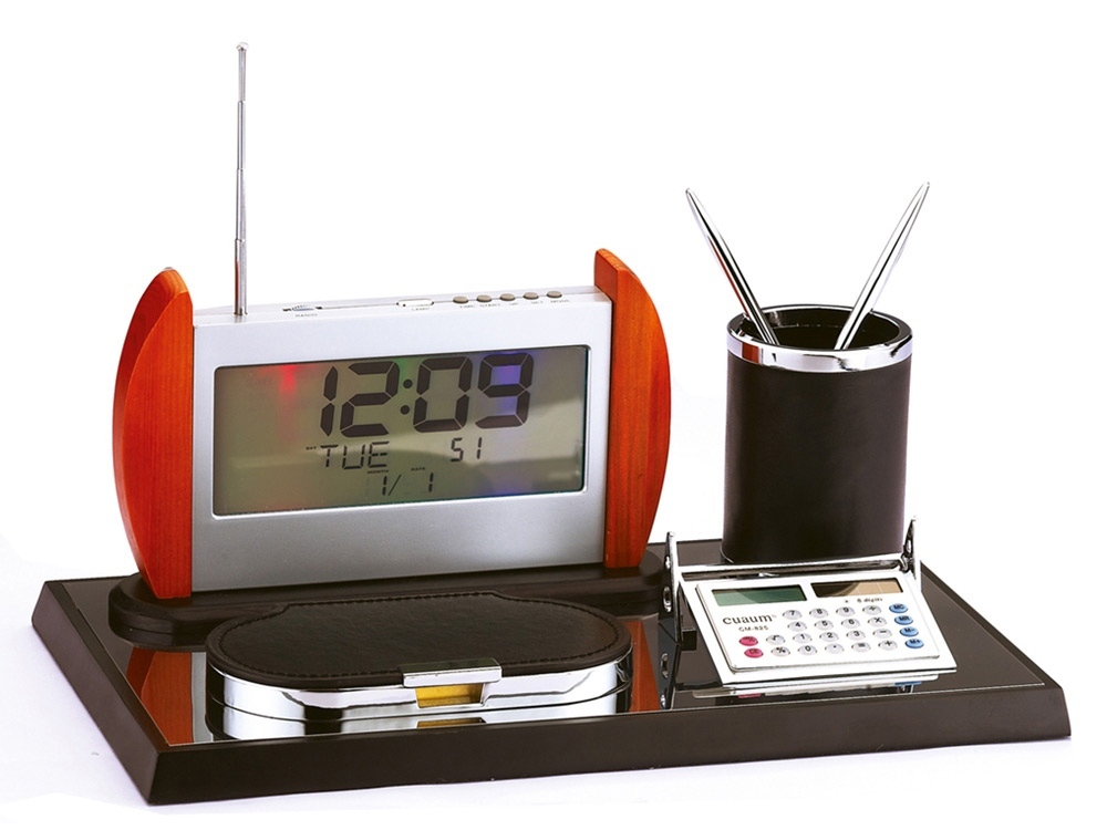 Настольный прибор "Монреаль": часы, радио, калькулятор, подставка под ручки, бумажный блок